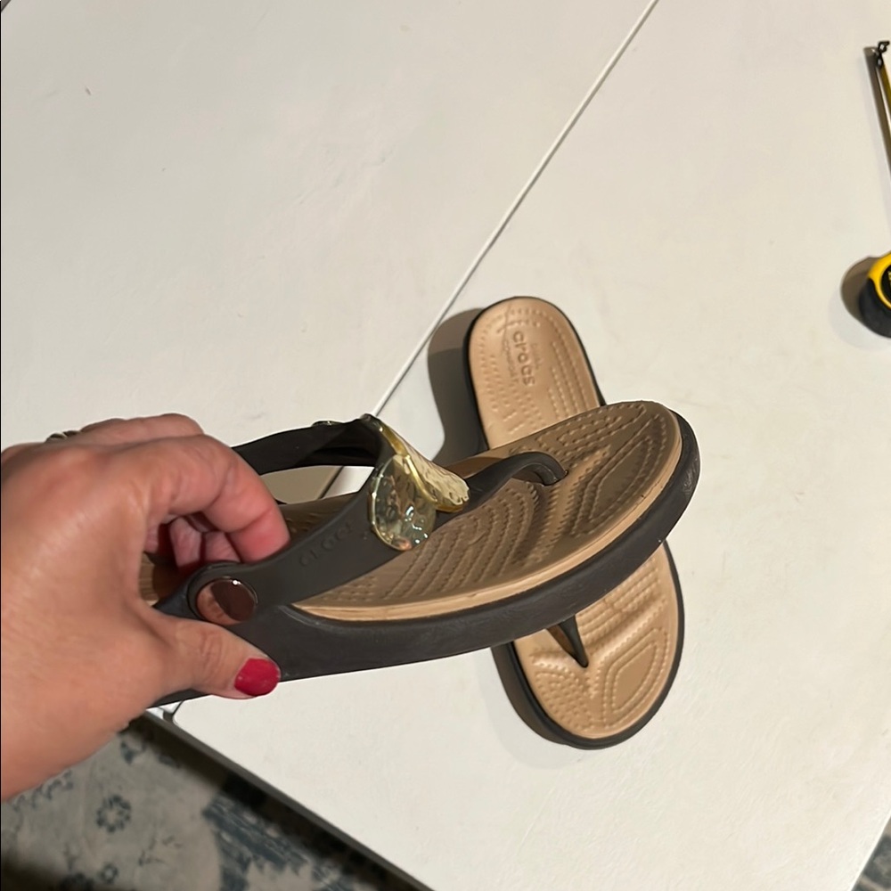 Crocs Women's Brown and Gold Sandals size 6 vacation, summer, beach - Picture 6 of 11